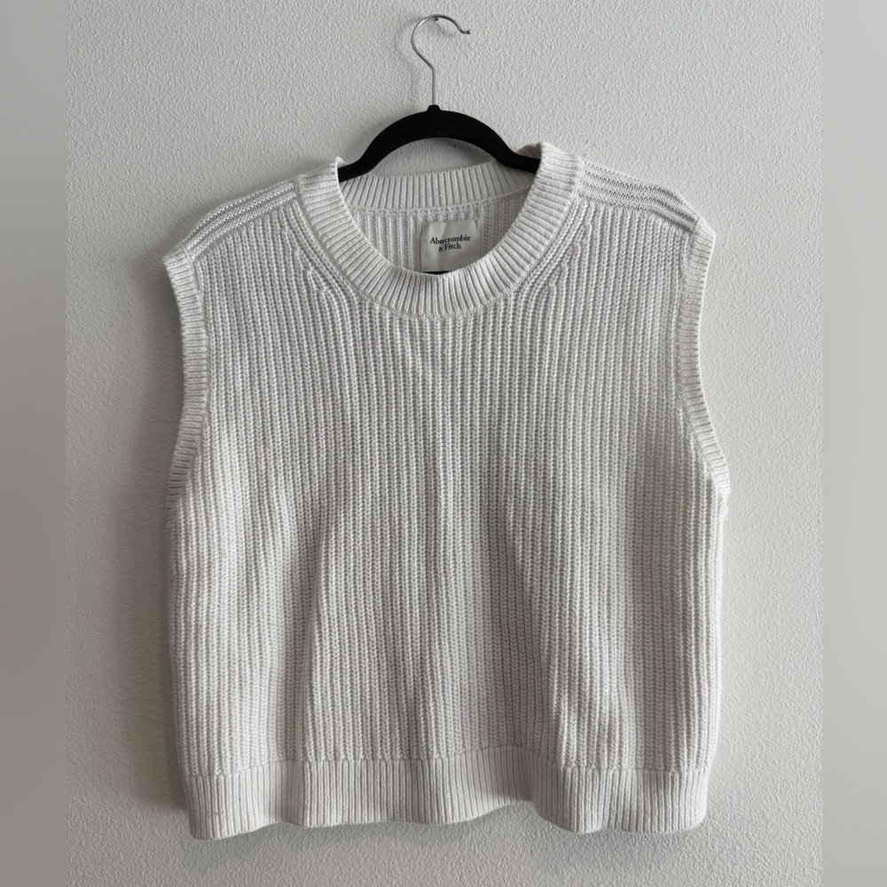 Abercrombie & Fitch White Ribbed Crewneck Sweater Vest